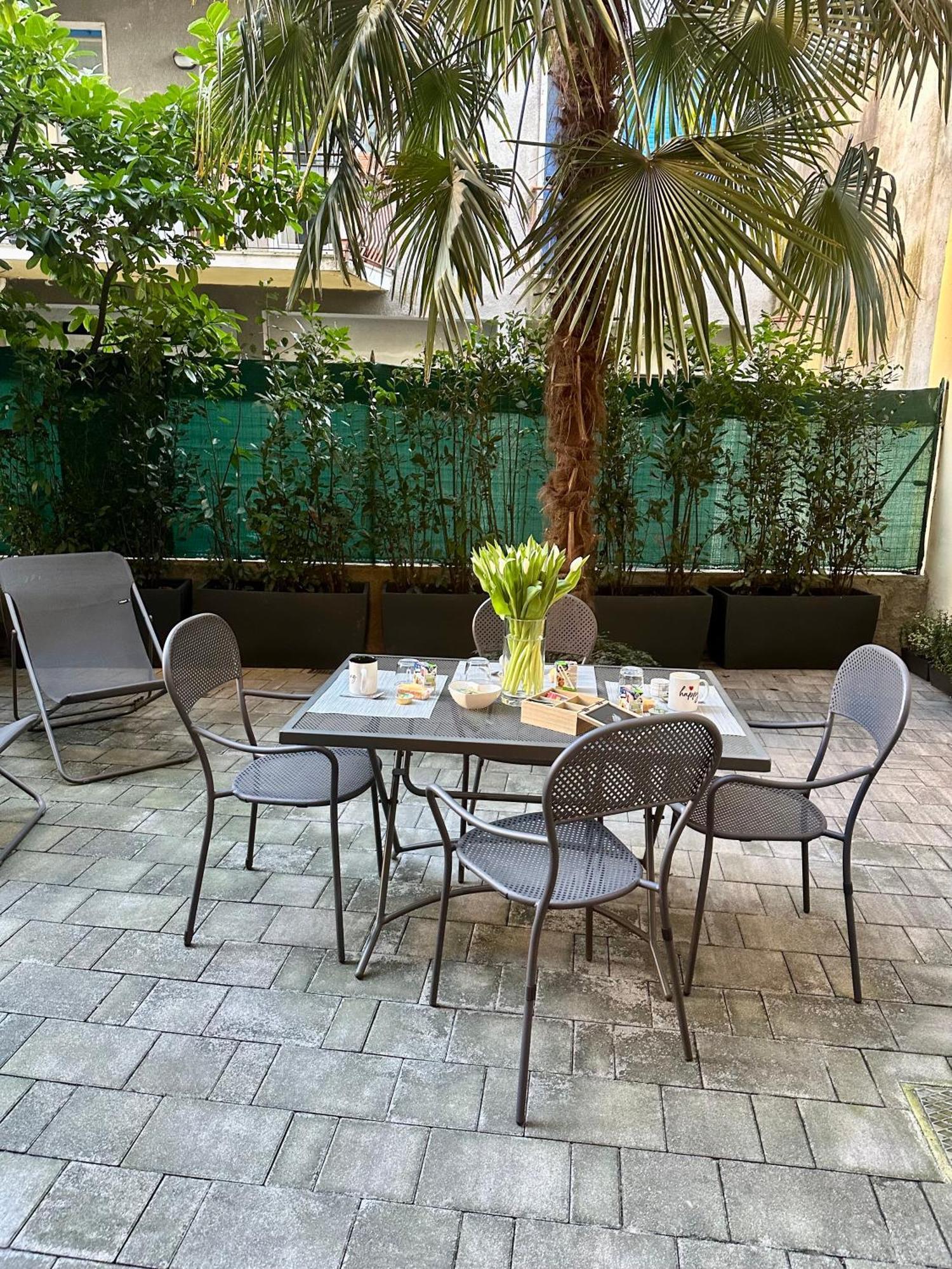 In Center With Patio Côme